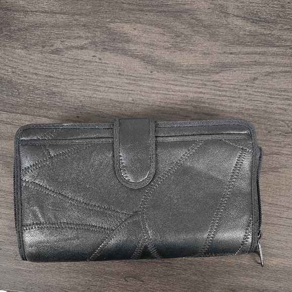 Elegant Black Leather Wallet - Picture 1 of 12